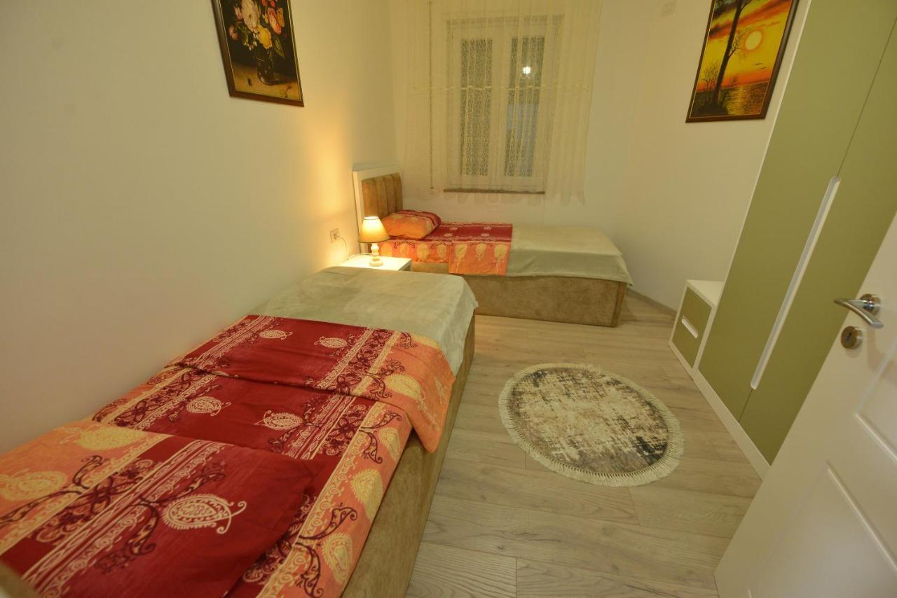 Denis Comfort Apartment Shkoder Bagian luar foto